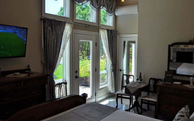 The River Belle Inn