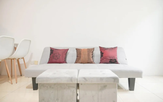 Modern And Homey 2Br At Mt Haryono Square Apartment