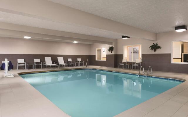 Country Inn & Suites by Radisson, Fairborn South, OH