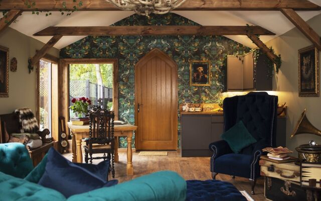 Romantic Lodge on Edge of Nature Reserve