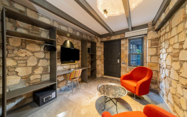 Amazing Hotel Room Near Hadrian s Gate