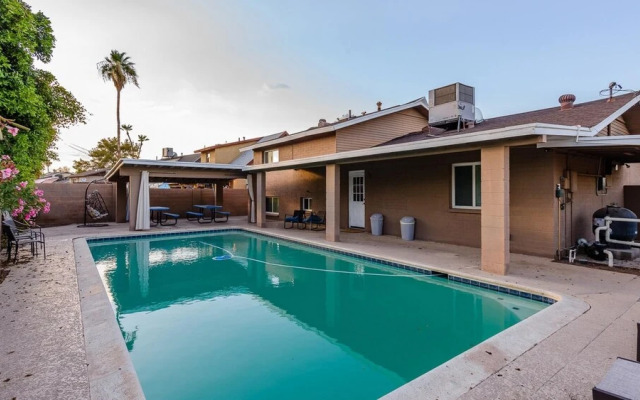 New Spacious Updated 5 Bedroom Home Pool