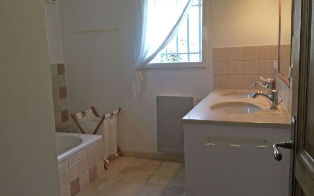 Inviting Villa in Saumane-de-vaucluse With Swimming Pool