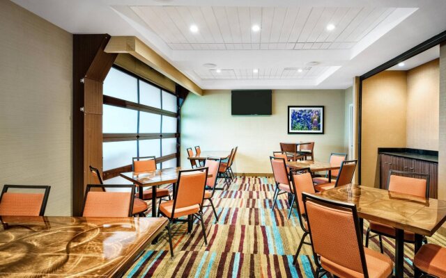 Fairfield Inn & Suites by Marriott Van Canton Area