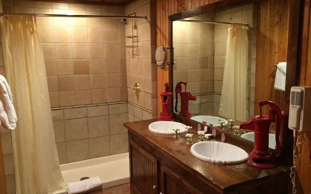Wildwood Inn Tropical Dome & Theme Suites