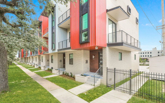 Spacious Townhouse with Balcony