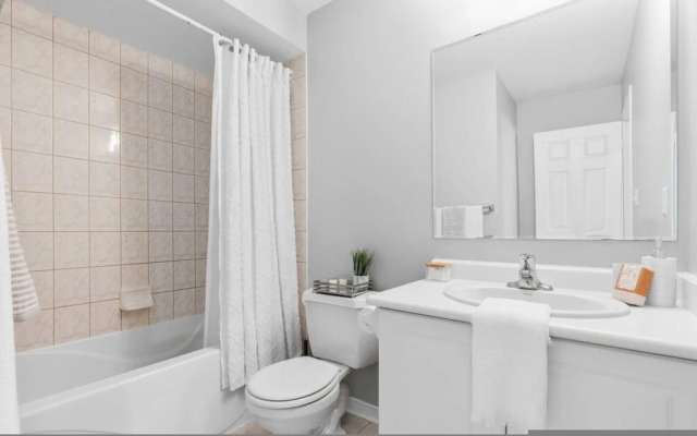 Contemporary 3BR Townhouse in Ajax Cozy Central