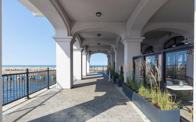 Bulwar Zachodzącego Słońca by Renters