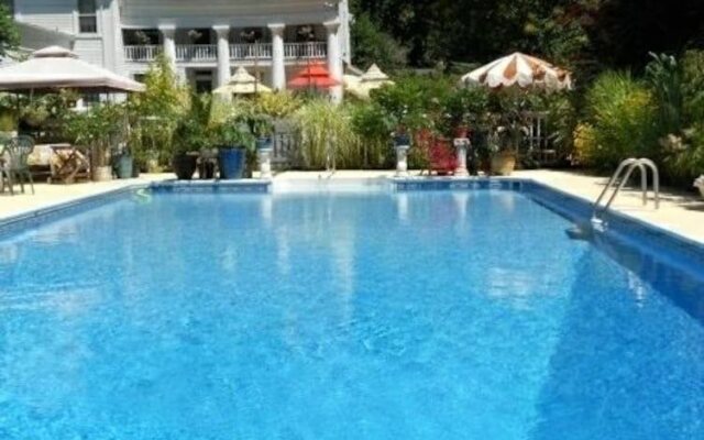 House of 1833 Bed & Breakfast & Gardens