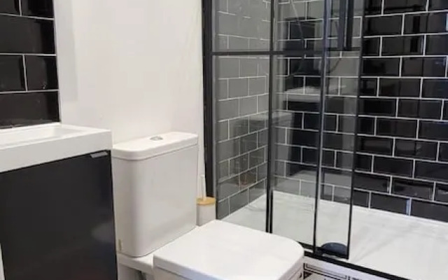 Dagenham - House - Sleeps 4 - Garden - City Centre