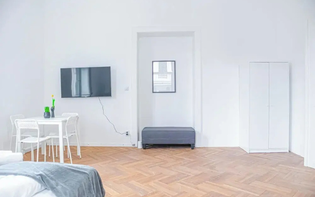 Stylish 2BR Apt Near AKH Easy Center