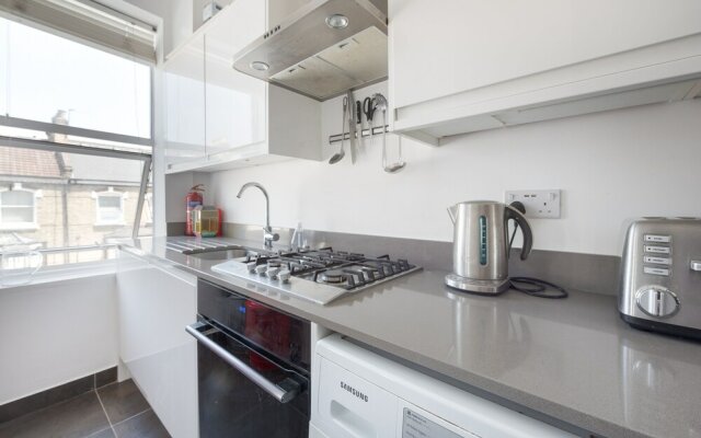 Bright two Bedroom Flat in Fashionable Fulham by Underthedoormat