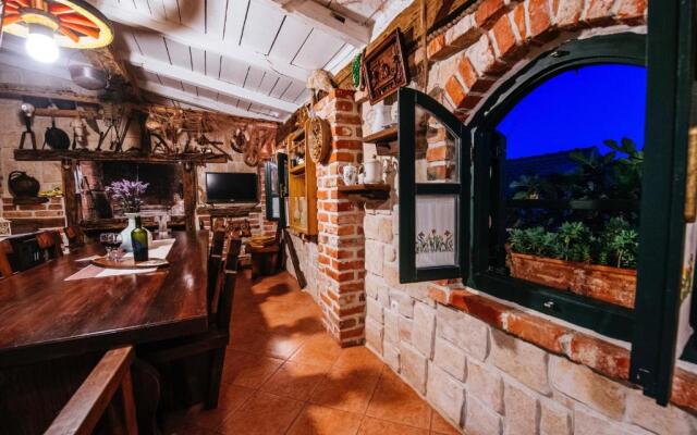 Beautiful Holiday Home With Private Pool, Nice Garden With Relax Area, Taverne