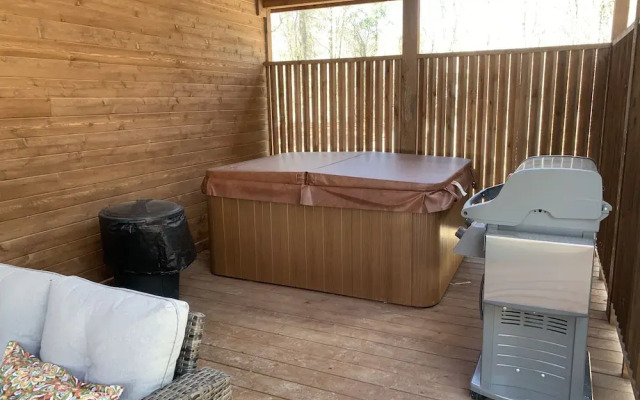 Standing Bear Studio Cabin With Hot Tub on the Deck by Redawning