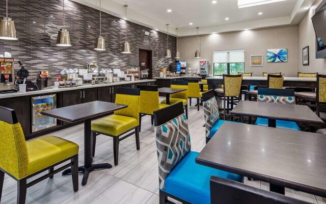 Best Western Plus Waller Hotel