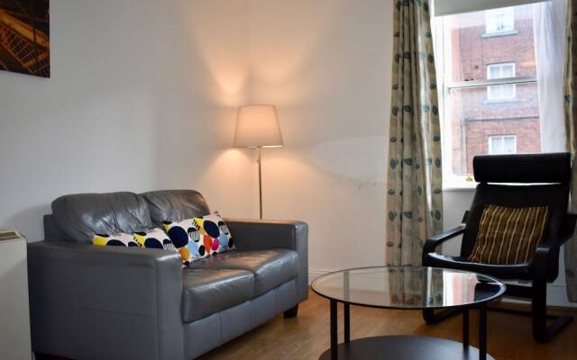 Bright 1 Bedroom Apartment in City Centre