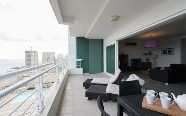 Seafront Luxury Apartment, Pool and Great Location