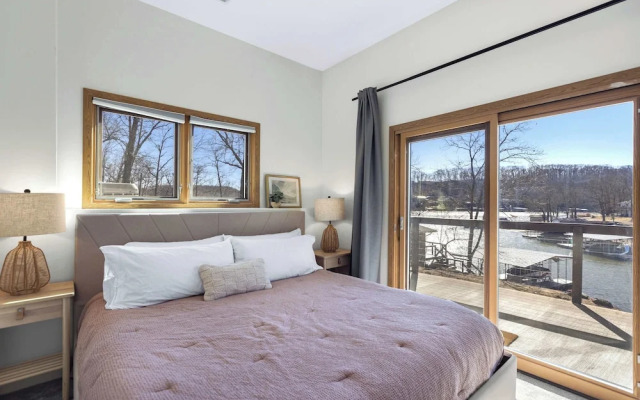 Big Bear Bungalow Stay on Ozark Waterfront