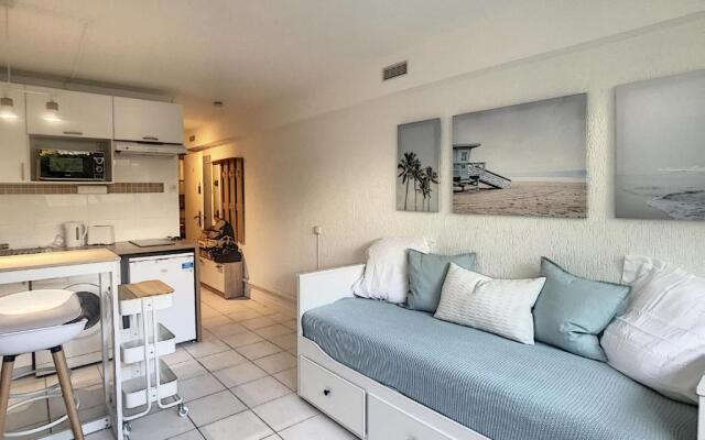 GOLFE JUAN Studio dans résidence avec piscine