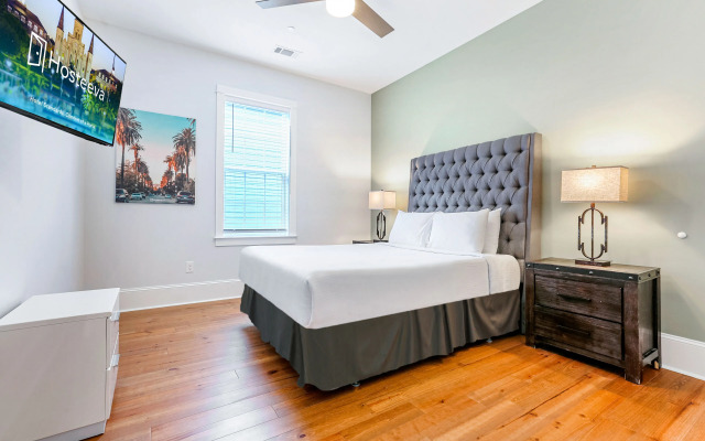 Spacious 5BR Urban Retreat with Balcony & Pool