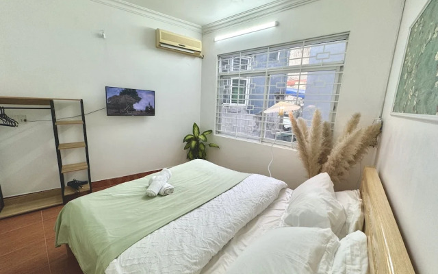 Local Me - Exclusive Centre House