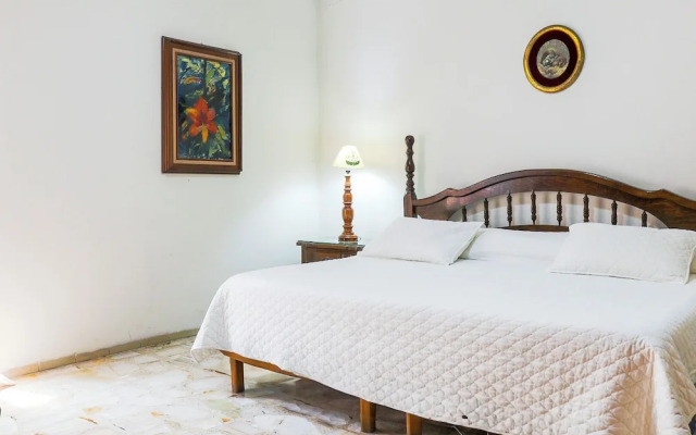 Spacious Cuernavaca House Pool Grill