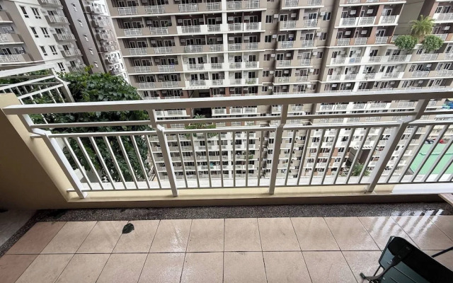 Aesthetic Cozy Apartment Condo With Pool Balcony & Deck