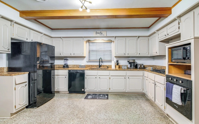 Walk to Graceland: Spacious Memphis Home!