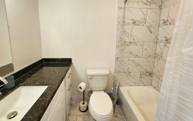 Modern 3 Bedroom Retreat in Pearland