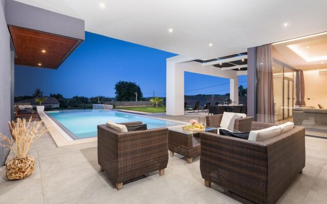 Awesome Apartment in Kastel Stari With Wifi