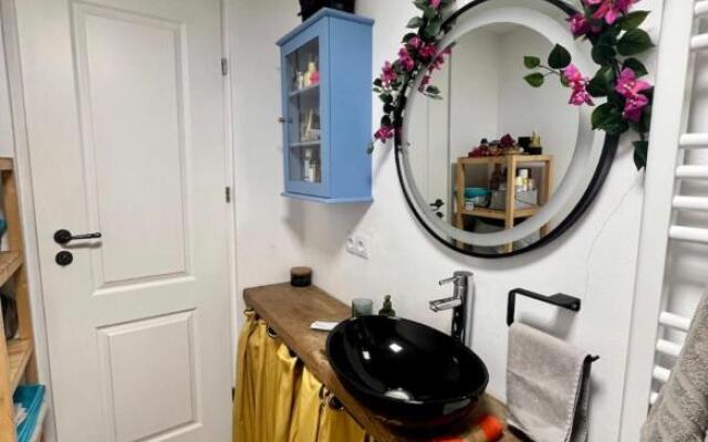 Cozy Contemporary Saxon Apartment