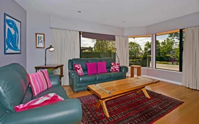 Riverside Villa - in the City by the River!