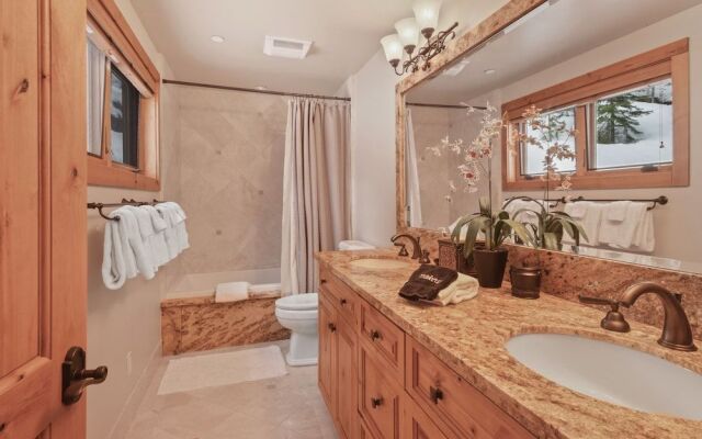 Wulf's Lodge at Olympic Valley Unwind in Hot Tub!