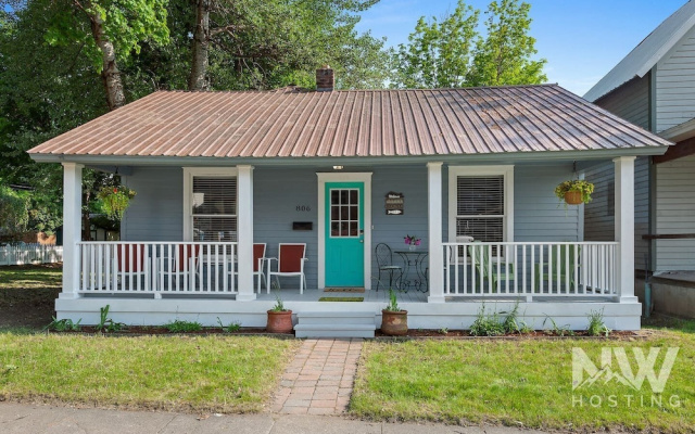 Lakeside Bungalow