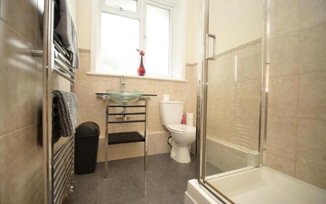 Town Centre Apartment Sleeps 9