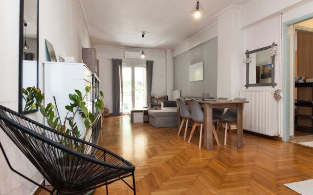 Modern 2 Bd Kipseli Hideaway Patio Apt