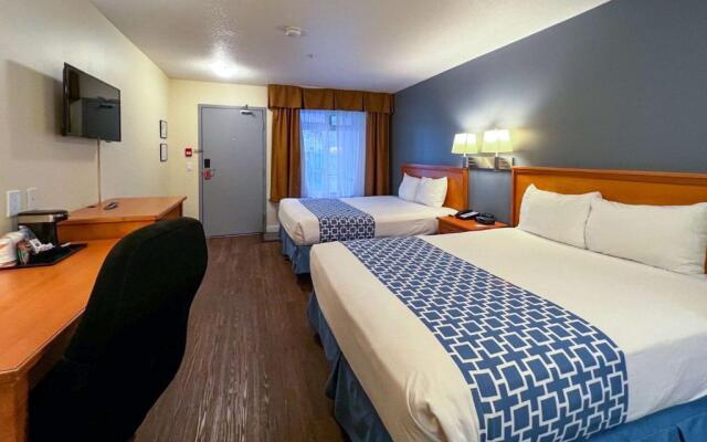 Econo Lodge Inn & Suites University