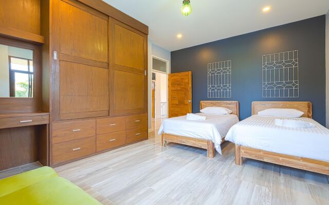 Pool villa  4 BR walking to Beach HV