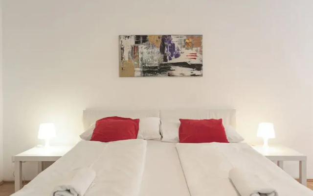 Welcoming 3BR Apt Steps From Belvedere