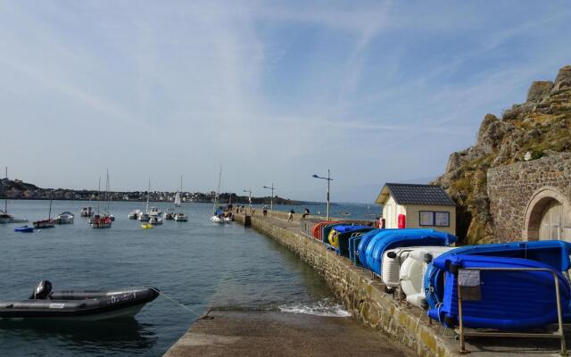 Comfortable Apartment, 50 m Sandy Beach