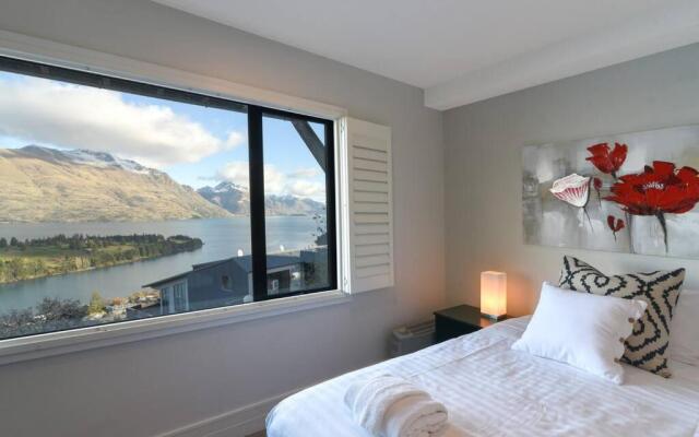 Modern 3 bedroom with stunning postcard views!