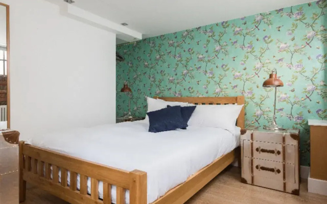 The Warehouse Loft - Trendy Converted Warehouse 3bdr