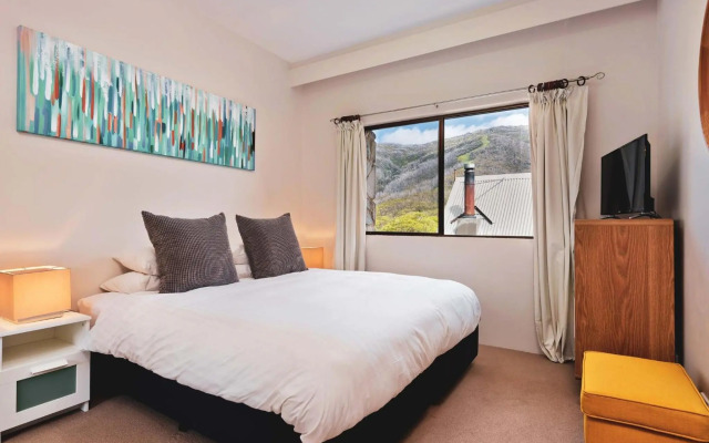 Lantern 1 Bedroom Balcony with partial mountain view