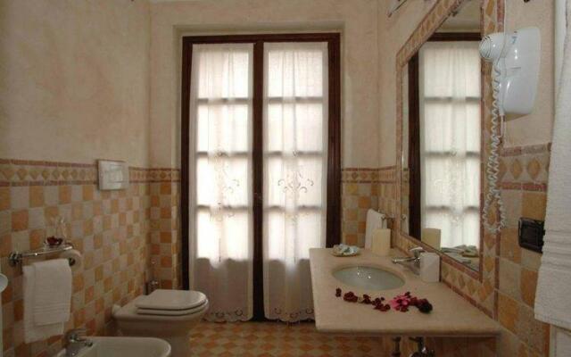 Fabulous Mansion in Nizza Monferrato with Swimming Pool