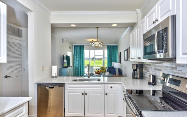 Catina Vacation Rental: Bright 2-BR Condo with Lake Views. Located in Lely Resort with Pool, Hot Tub, and Golf Access. Ideal for Golfers and Beachgoers, Minutes from Naples and Marco Island
