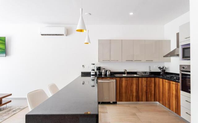 Entire House- 3BR with Private Roof Top Deck