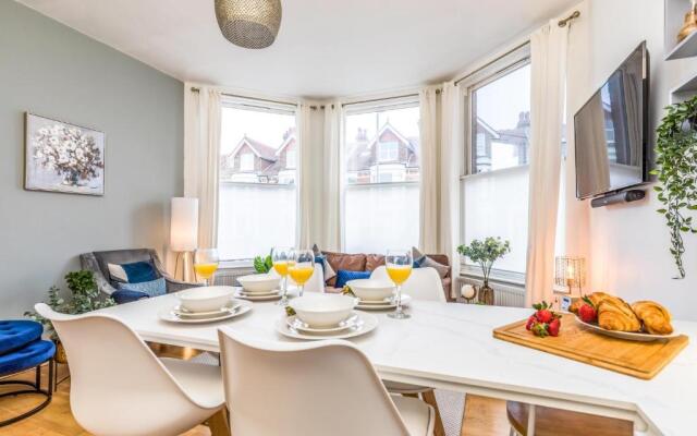 City & Beach at Your Reach - Courtyard & Parking