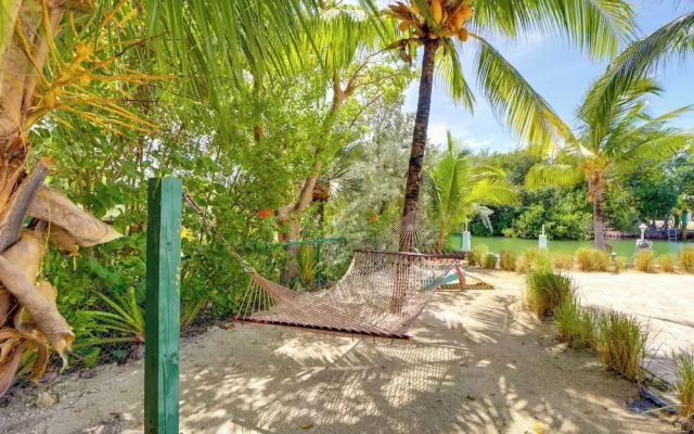 Walk to Beach: Waterfront Home in Marathon!
