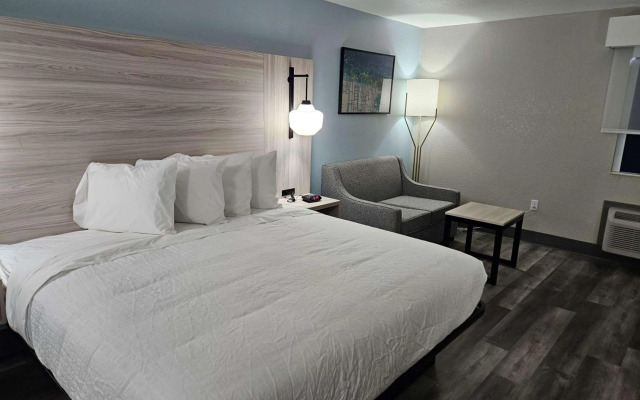 Coratel Inn & Suites by Jasper Park City - Wichita North