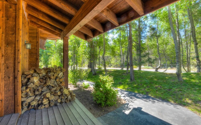 Ridge Court Barrel Relax in Private Hot Tub